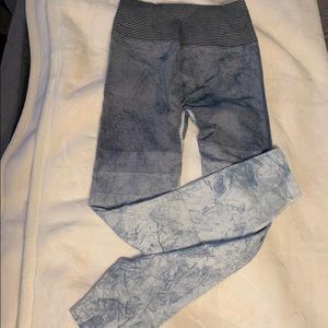 Ombré size 6 lululemon fits like a 2 not stretchy.